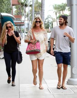 Rachel Hunter feet photo thumbnail