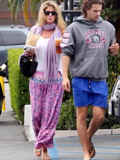 Rachel Hunter feet photo thumbnail