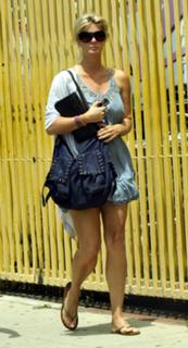 Rachel Hunter feet photo thumbnail