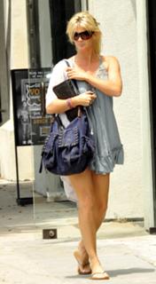 Rachel Hunter feet photo thumbnail