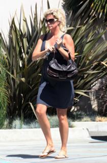 Rachel Hunter feet photo thumbnail