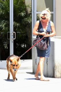 Rachel Hunter feet photo thumbnail