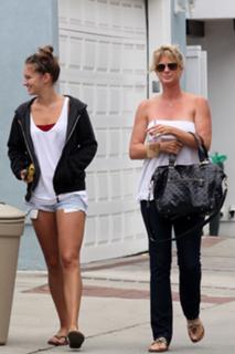 Rachel Hunter feet photo thumbnail