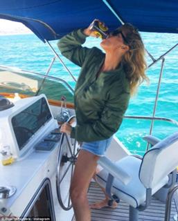 Rachel Hunter feet photo thumbnail