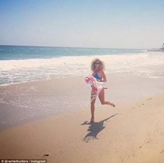 Rachel Hunter feet photo thumbnail