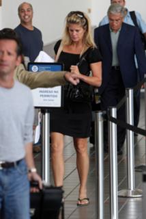 Rachel Hunter feet photo thumbnail