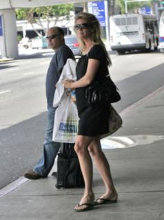 Rachel Hunter feet photo thumbnail