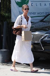 Rachel Hunter feet photo thumbnail