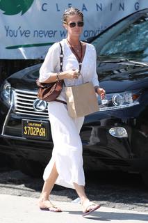 Rachel Hunter feet photo thumbnail