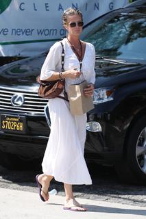 Rachel Hunter feet photo thumbnail