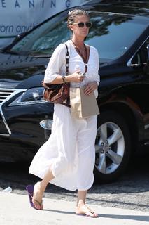 Rachel Hunter feet photo thumbnail