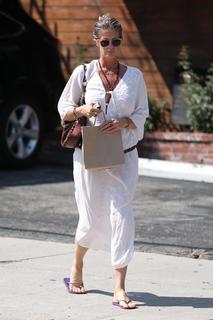 Rachel Hunter feet photo thumbnail