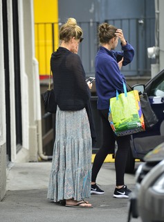 Rachel Hunter feet photo thumbnail