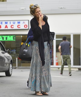 Rachel Hunter feet photo thumbnail