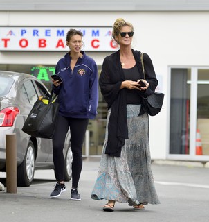 Rachel Hunter feet photo thumbnail