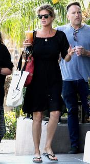 Rachel Hunter feet photo thumbnail