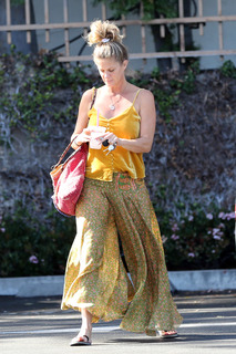 Rachel Hunter feet photo thumbnail