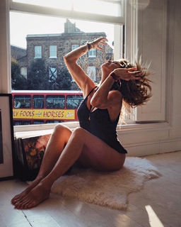 Rachel Hunter feet photo thumbnail