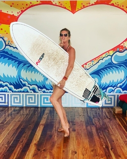 Rachel Hunter feet photo thumbnail