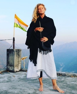 Rachel Hunter feet photo thumbnail