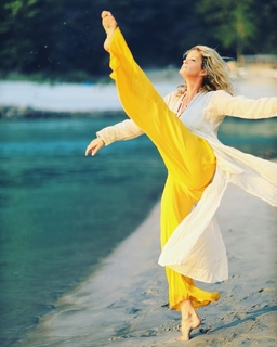 Rachel Hunter feet photo thumbnail