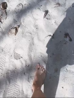 Rachel Hunter feet photo thumbnail