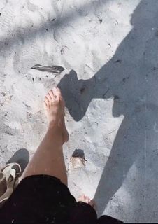 Rachel Hunter feet photo thumbnail