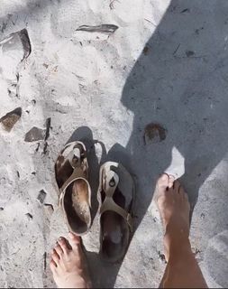 Rachel Hunter feet photo thumbnail