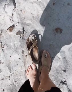 Rachel Hunter feet photo thumbnail