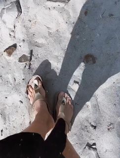 Rachel Hunter feet photo thumbnail