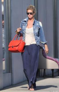 Rachel Hunter feet photo thumbnail