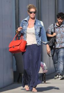 Rachel Hunter feet photo thumbnail