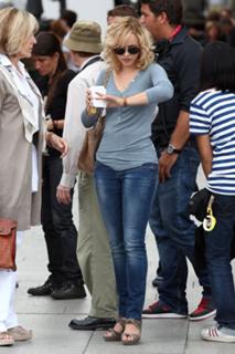 Rachel McAdams feet photo thumbnail