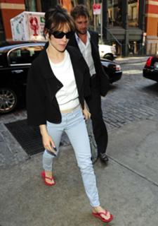 Rachel McAdams feet photo thumbnail