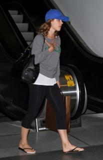 Rachel McAdams feet photo thumbnail