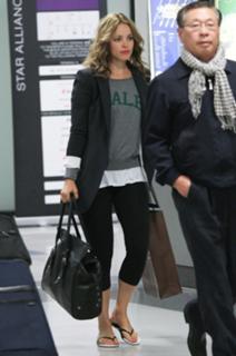 Rachel McAdams feet photo thumbnail