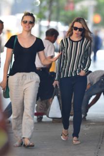 Rachel McAdams feet photo thumbnail