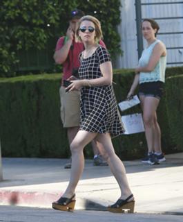 Rachel McAdams feet photo thumbnail