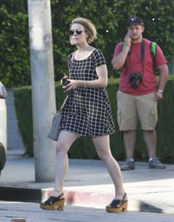 Rachel McAdams feet photo thumbnail