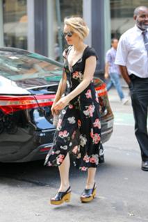 Rachel McAdams feet photo thumbnail