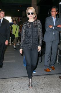 Rachel McAdams feet photo thumbnail