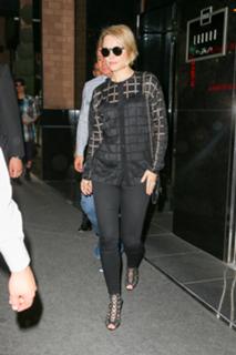 Rachel McAdams feet photo thumbnail