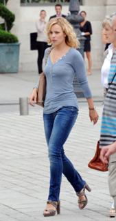 Rachel McAdams feet photo thumbnail