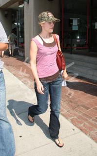 Rachel McAdams feet photo thumbnail