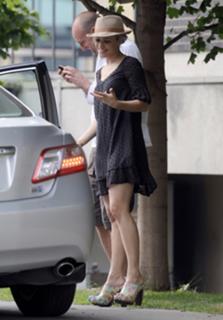 Rachel McAdams feet photo thumbnail