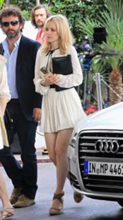 Rachel McAdams feet photo thumbnail