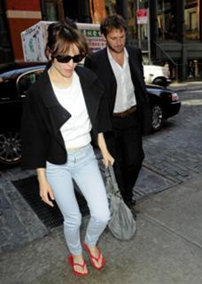Rachel McAdams feet photo thumbnail