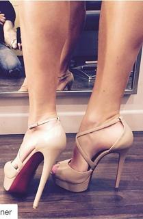 Rachel Reynolds feet photo thumbnail