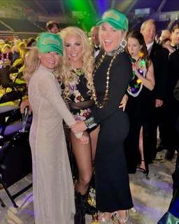 Rachel Reynolds feet photo thumbnail