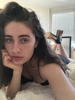 Rachel Sennott feet photo thumbnail